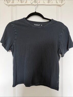 Abercrombie & Fitch Women's Cropped Short Sleeve Crewneck T-Shirt in Black
